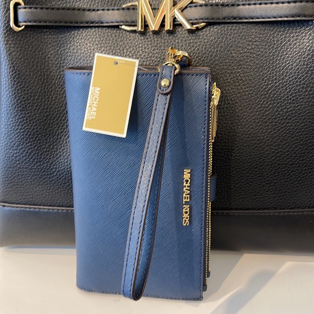 MICHAEL KORS LARGE DOUBLE ZIP WRISTLET WALLET PHONE CASE 
Navy 
NWT - Picture 5 of 16